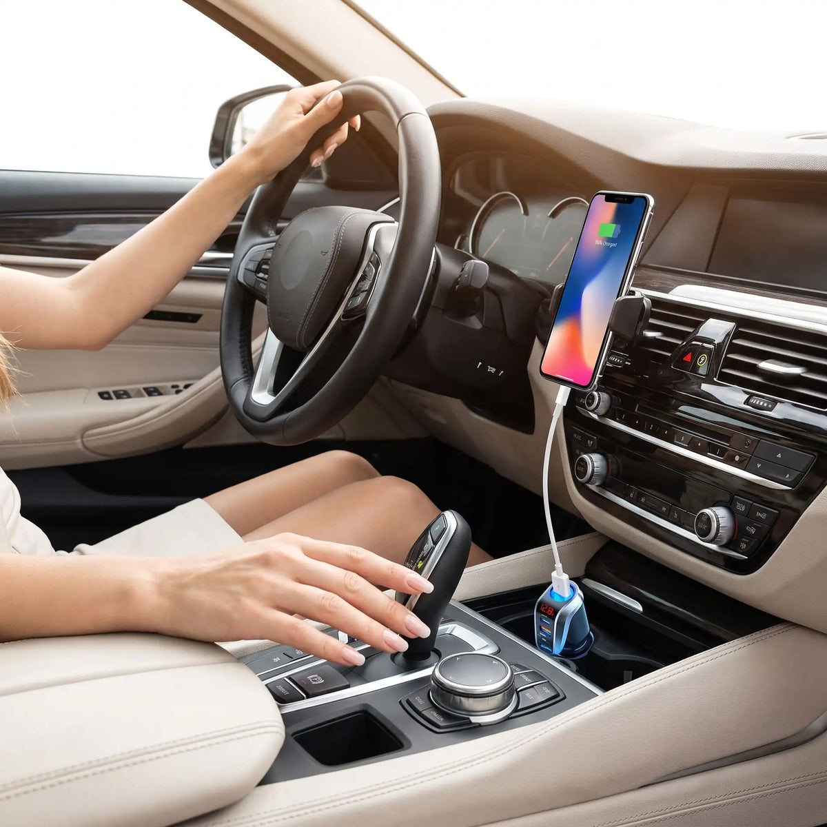 allume cigare voiture madame en voiture branche son telephone